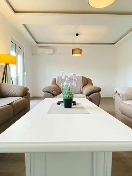 Home Mia Airport Podgorica Extérieur photo