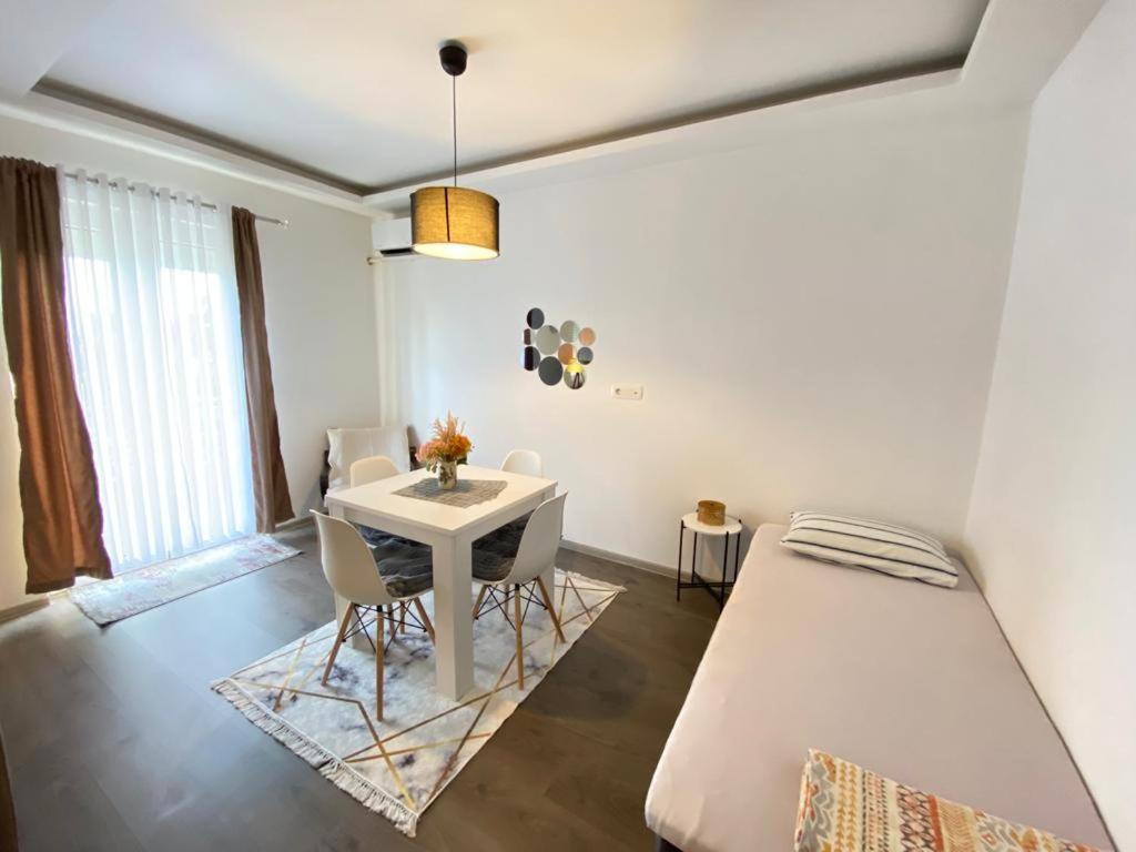 Home Mia Airport Podgorica Extérieur photo