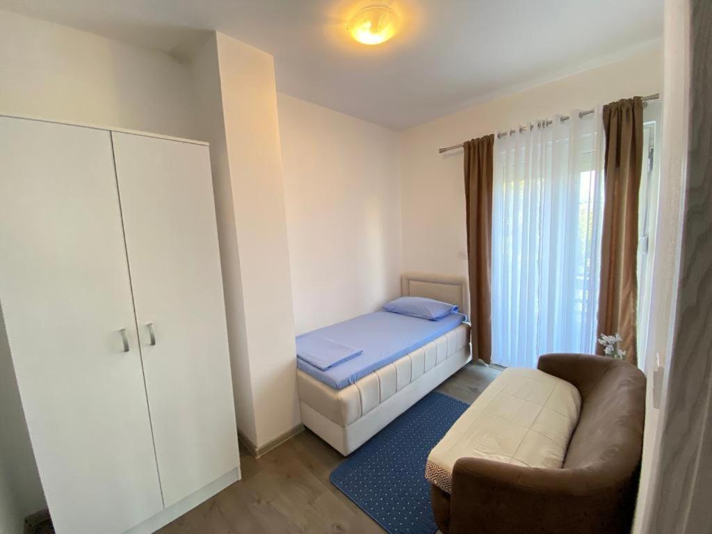 Home Mia Airport Podgorica Extérieur photo